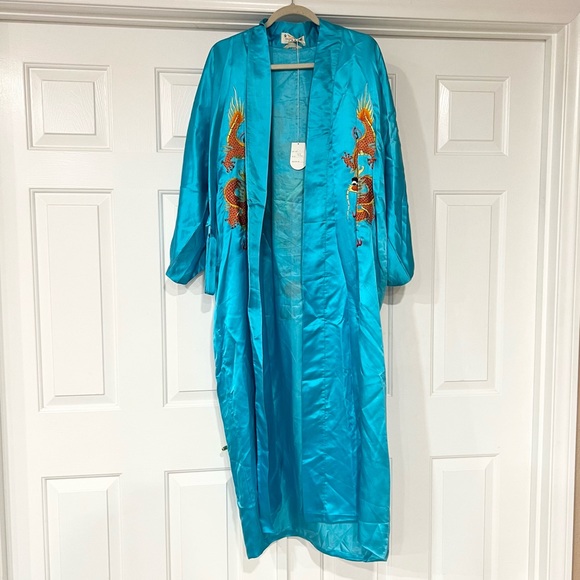 Golden Dragon | Dragon Embroidered Silk Kimono - Picture 2 of 5